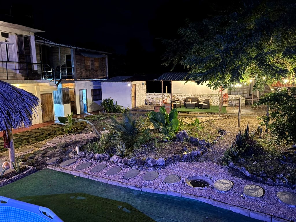 Patio nocturno del hotel