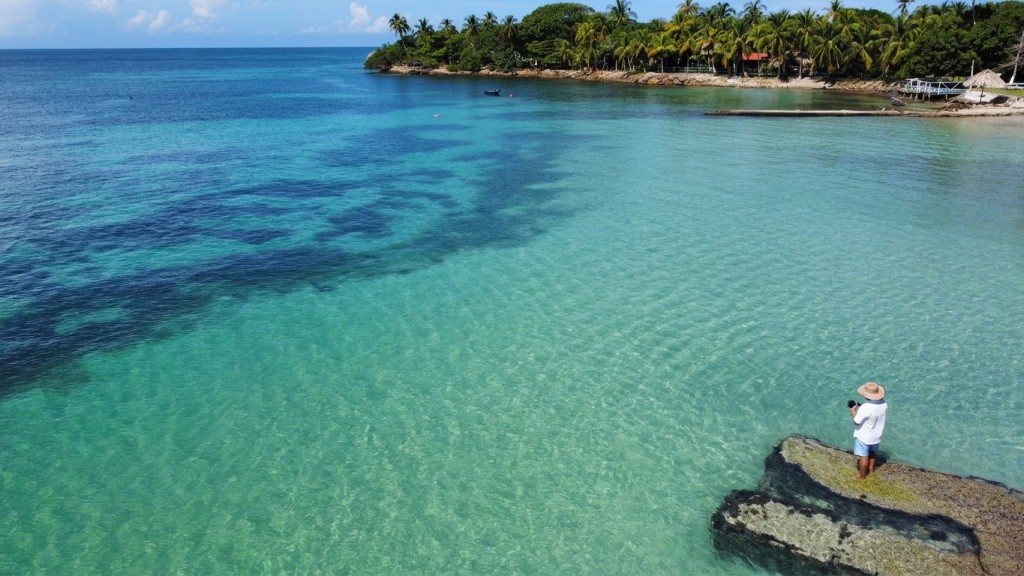 Bahía cristalina y costa tropical de Isla Fuerte