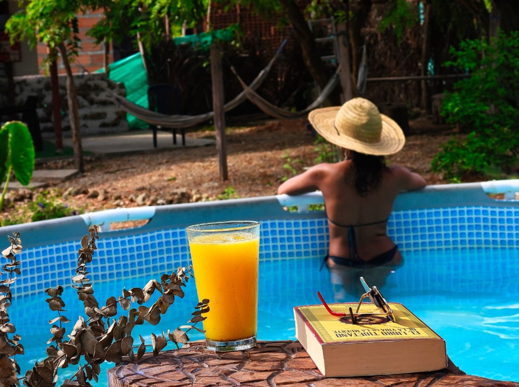 Piscina circular y mesa con jugo fresco